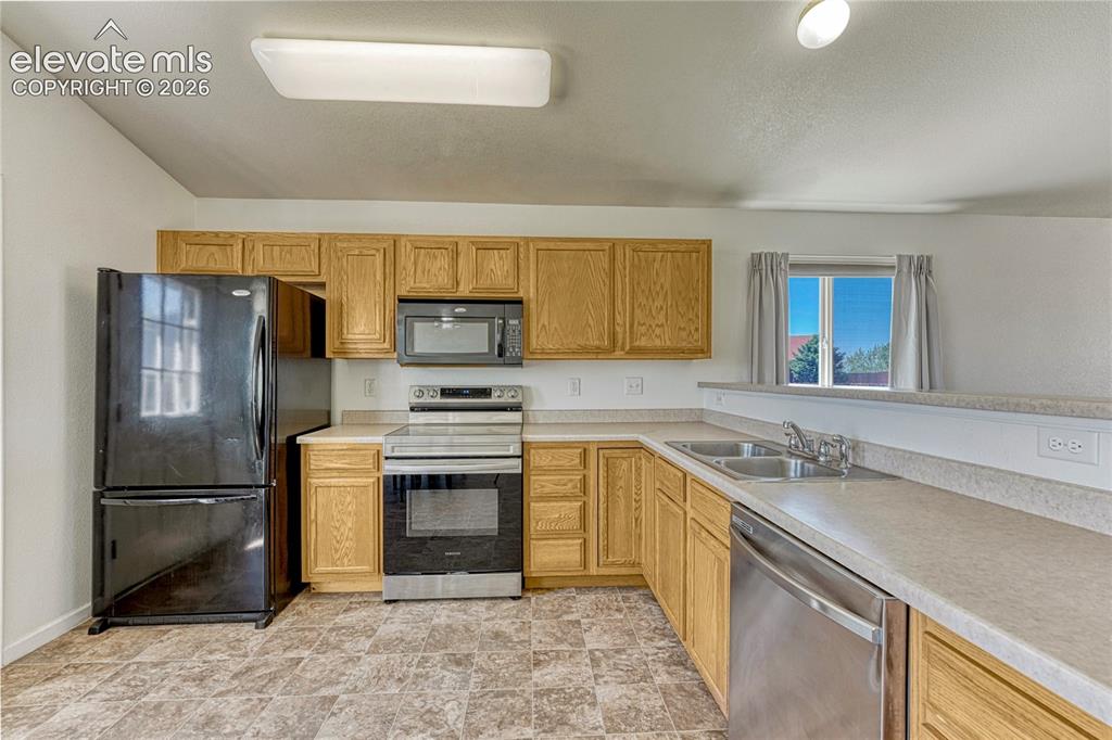 Image 7 of 44: Kitchen