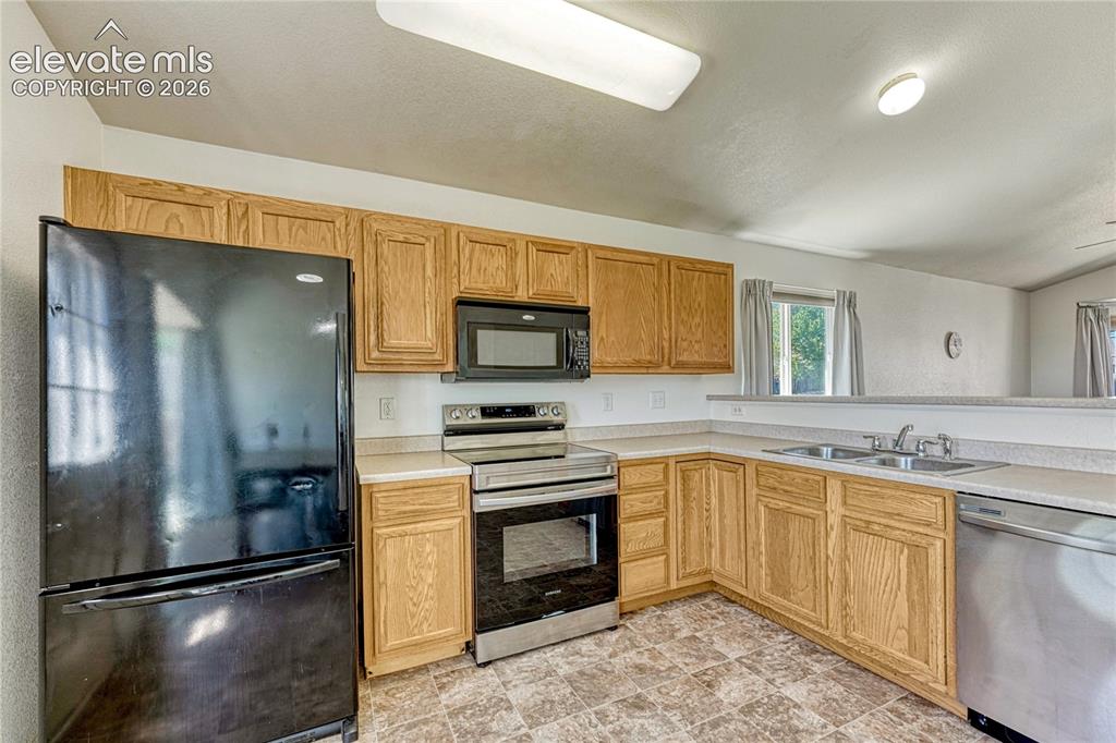 Image 9 of 44: Kitchen
