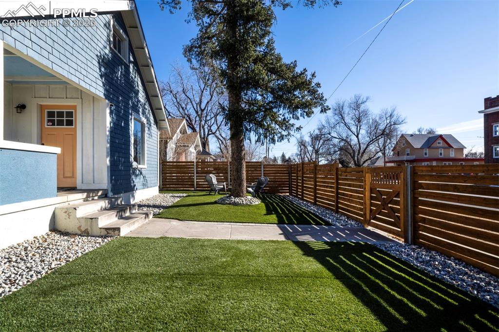 Image 41 of 47: Yard