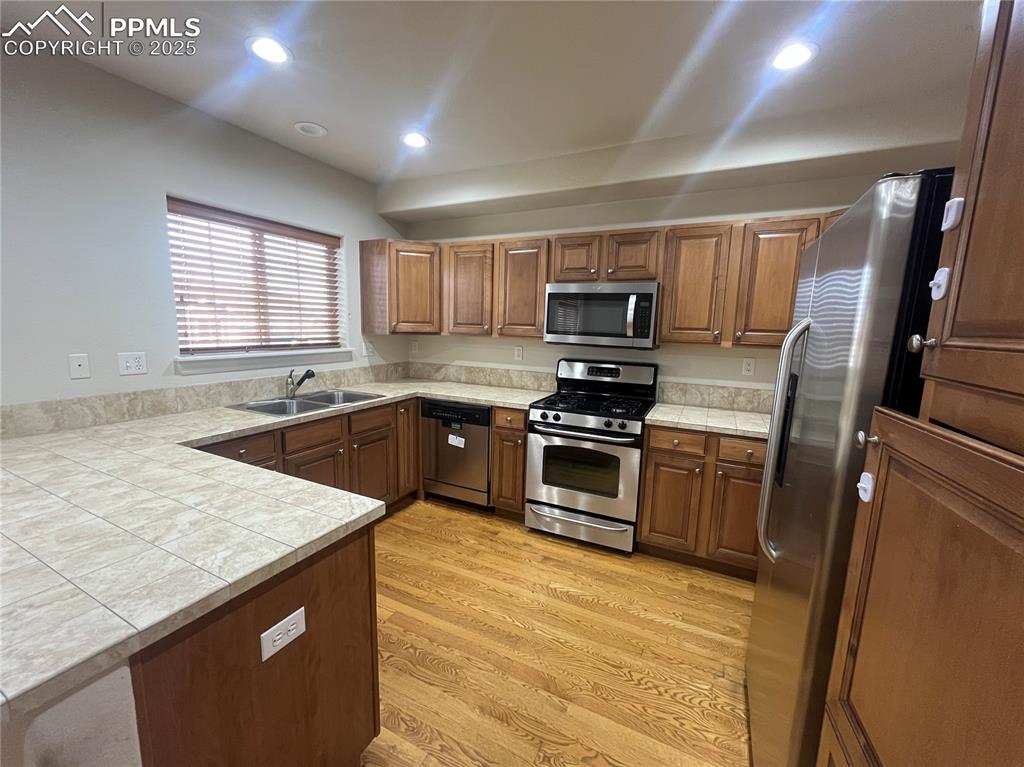 Image 3 of 33: Kitchen