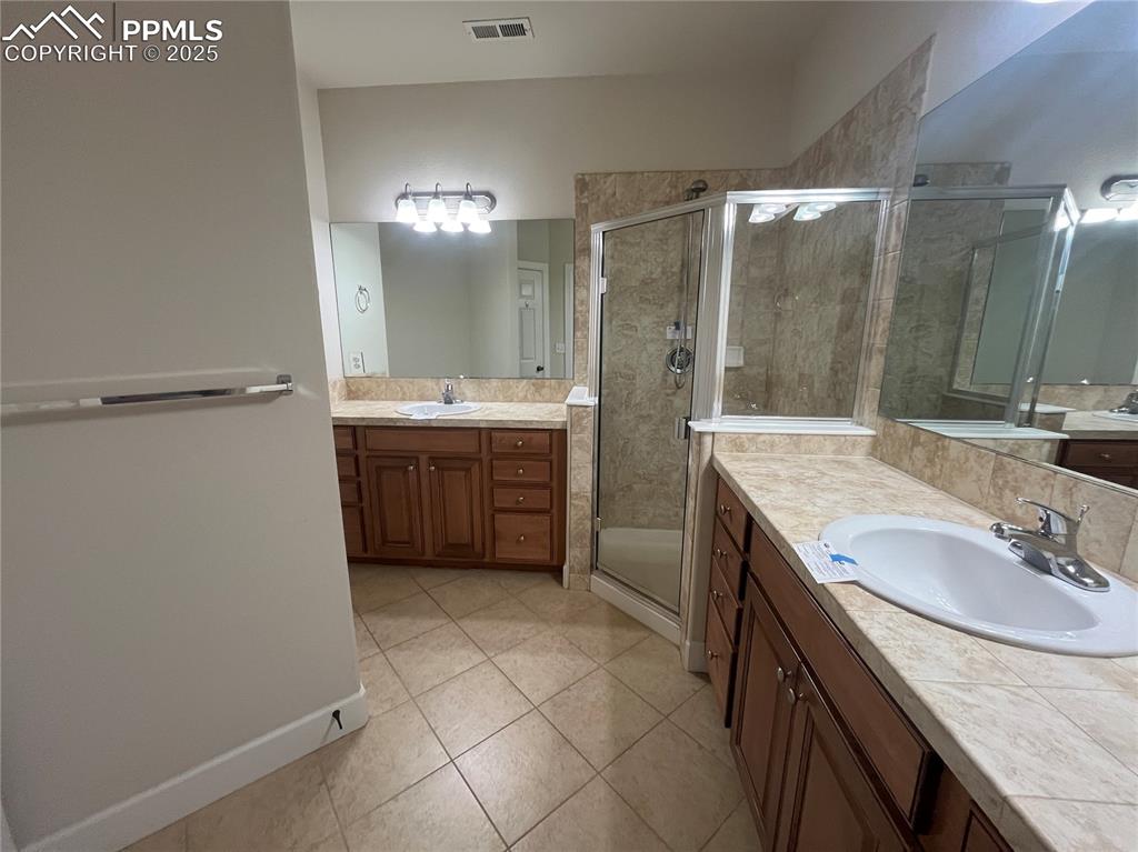Image 6 of 33: Bathroom