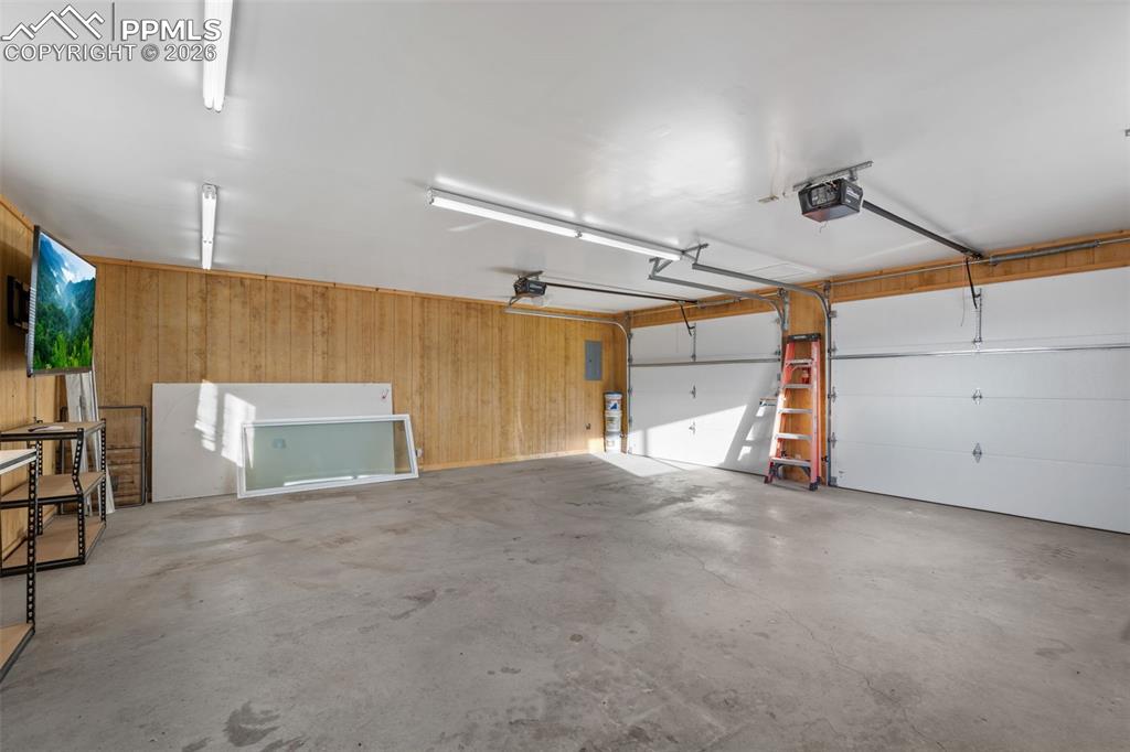 Image 39 of 49: Garage