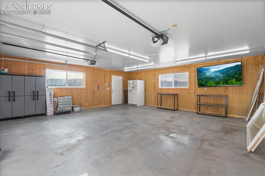 Image 40 of 49: Garage