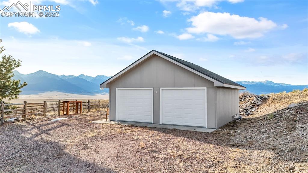 Image 42 of 49: Garage