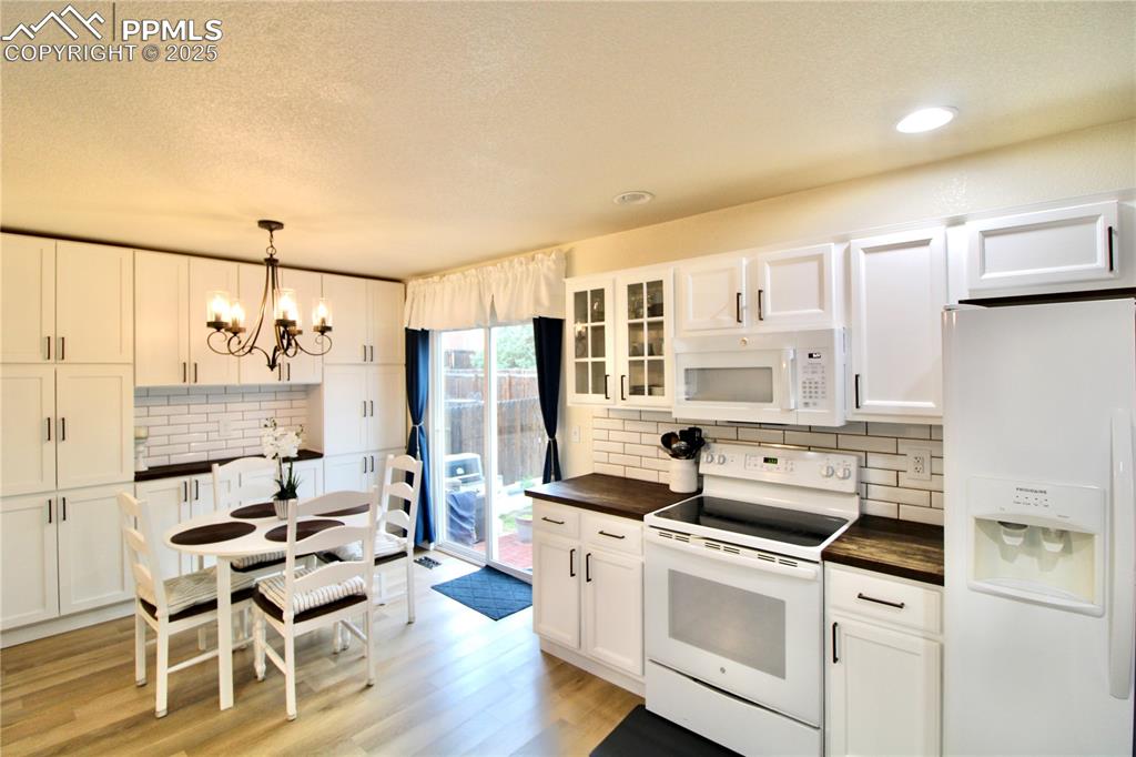 Image 14 of 50: Eat-in kitchen area