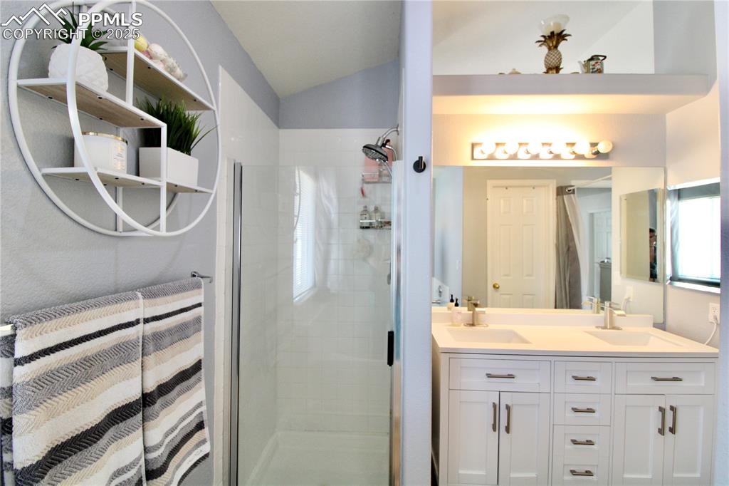 Image 21 of 50: Primary bathtub