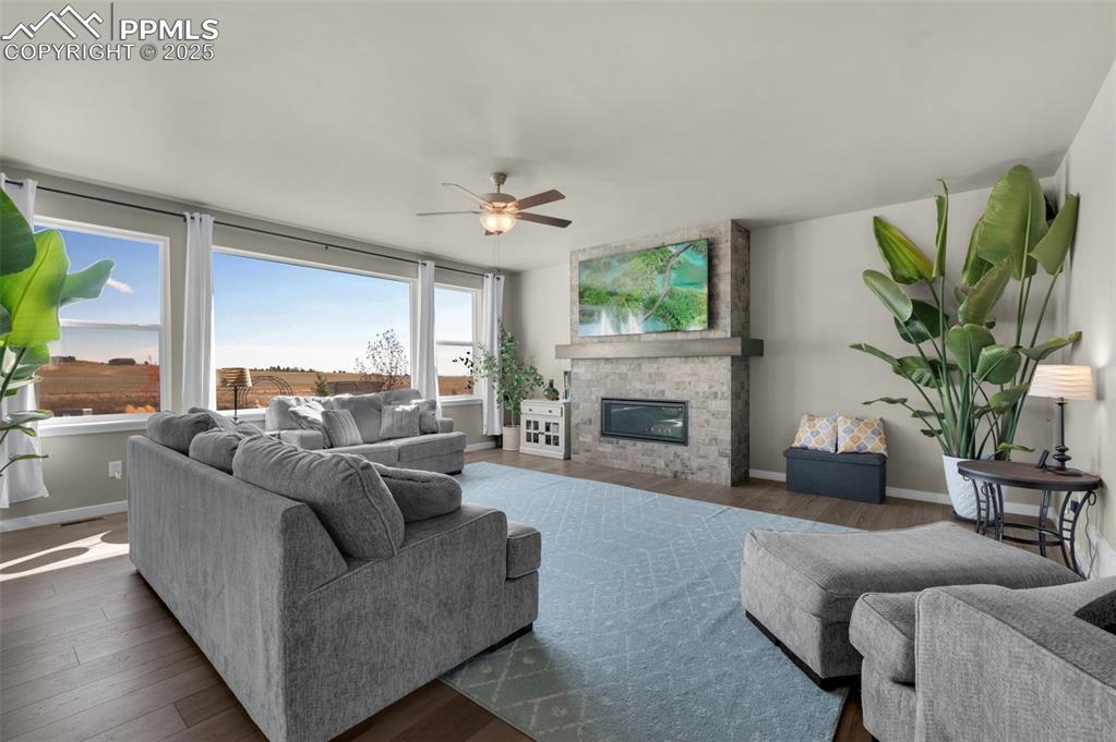 Image 11 of 50: Spacious Living Room