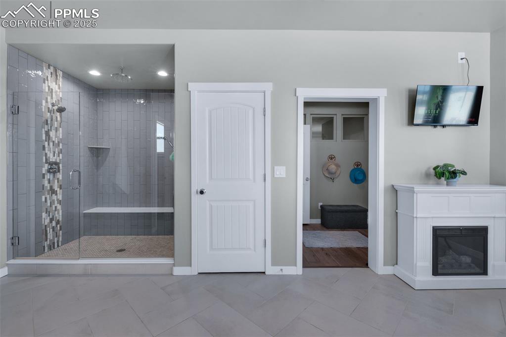 Image 25 of 50: Luxury, Multi Jet Shower