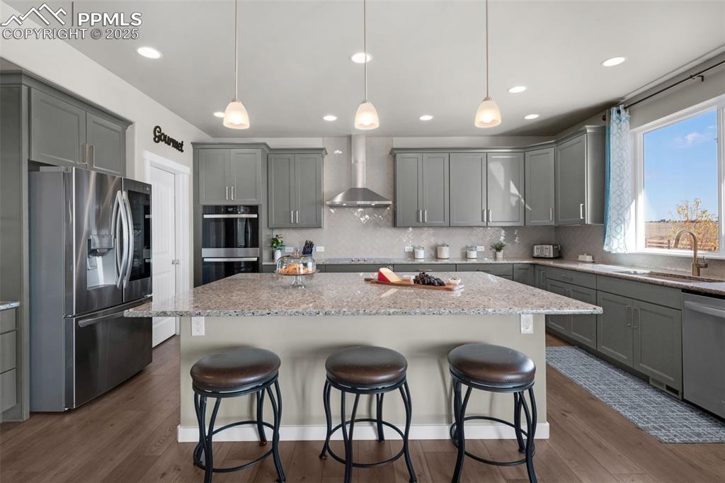 Image 8 of 50: 8 x 6 Island With Seating