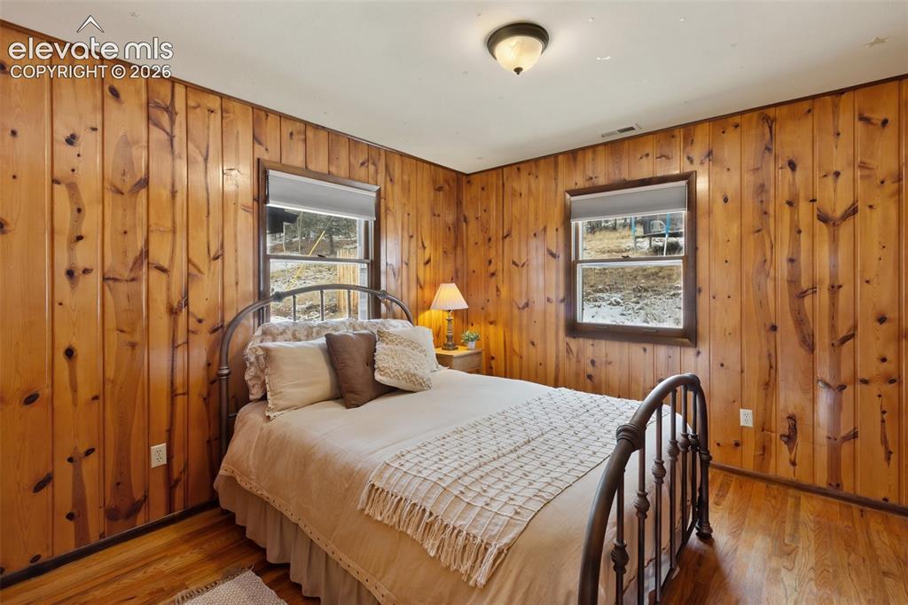 Image 17 of 43: Bedroom
