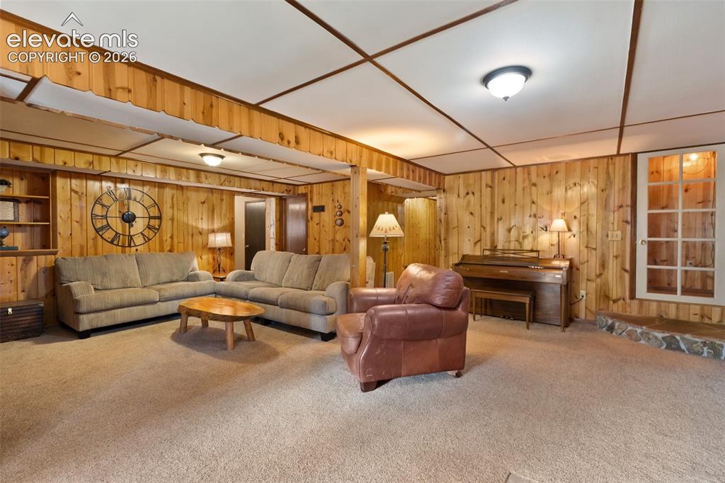 Image 27 of 43: Family Room