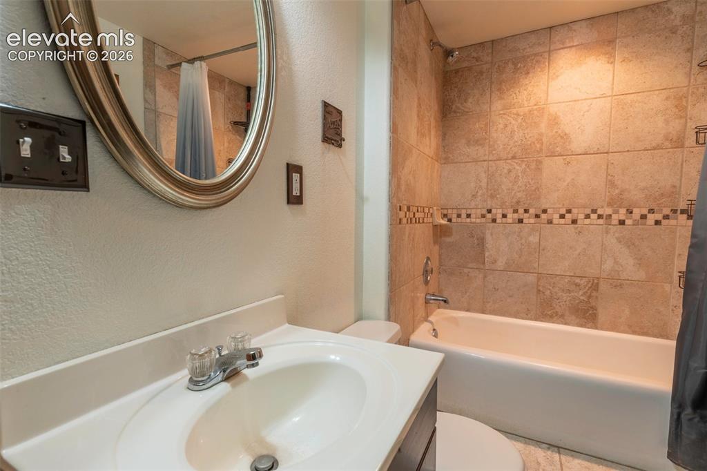 Image 28 of 43: Full Bathroom