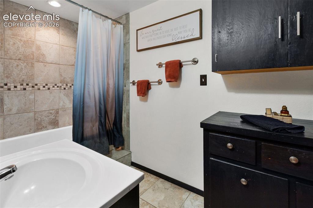Image 31 of 43: Full Bathroom