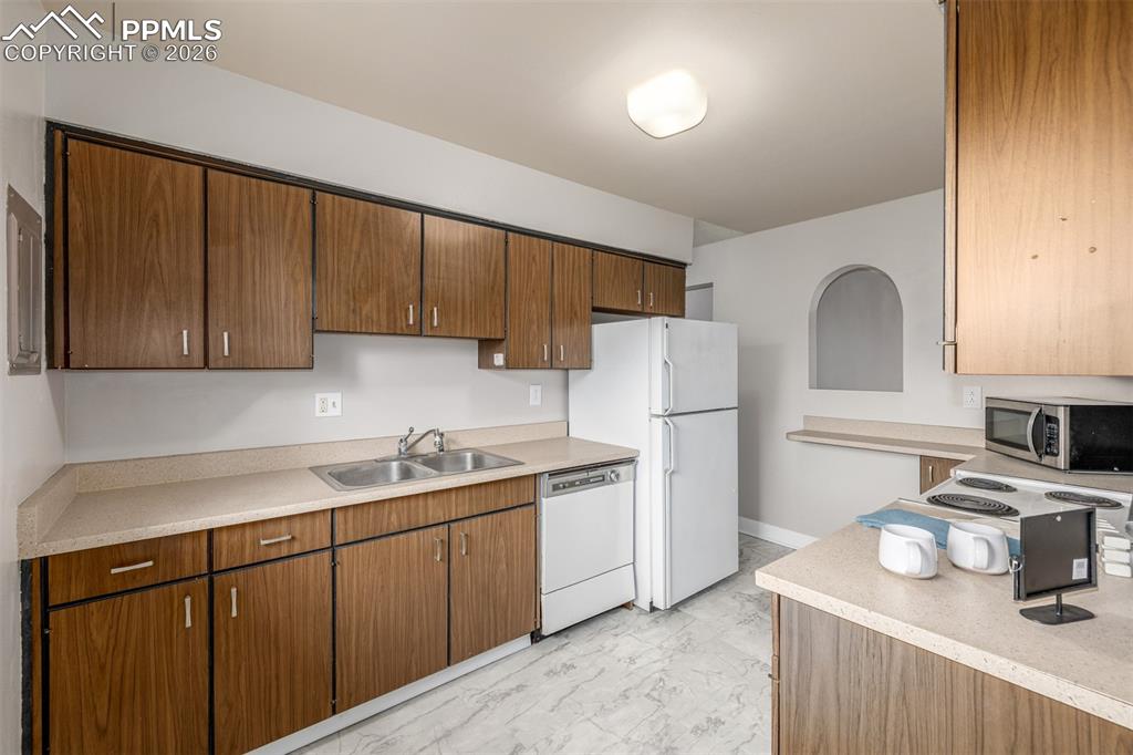 Image 16 of 36: Kitchen