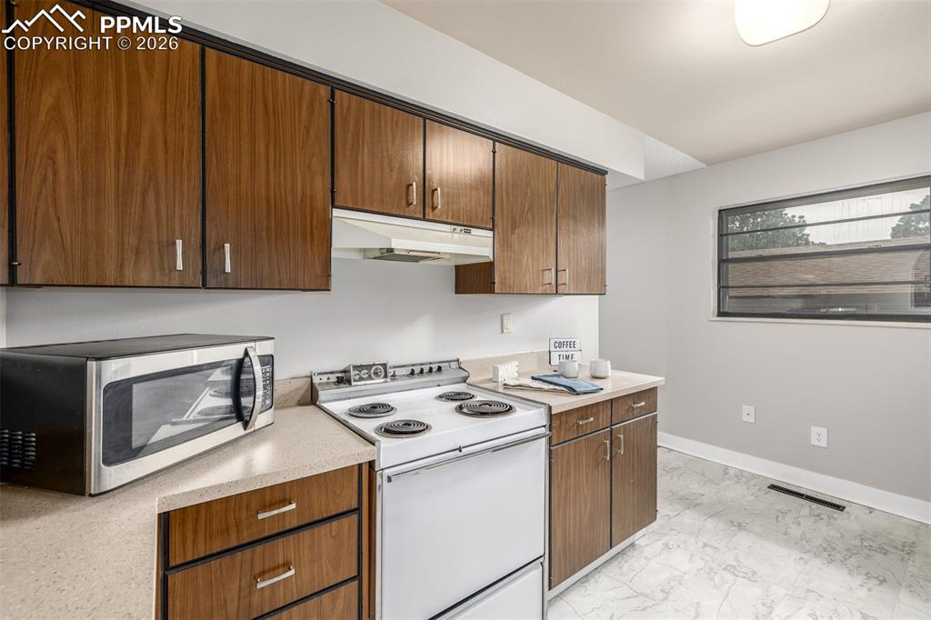 Image 18 of 36: Kitchen