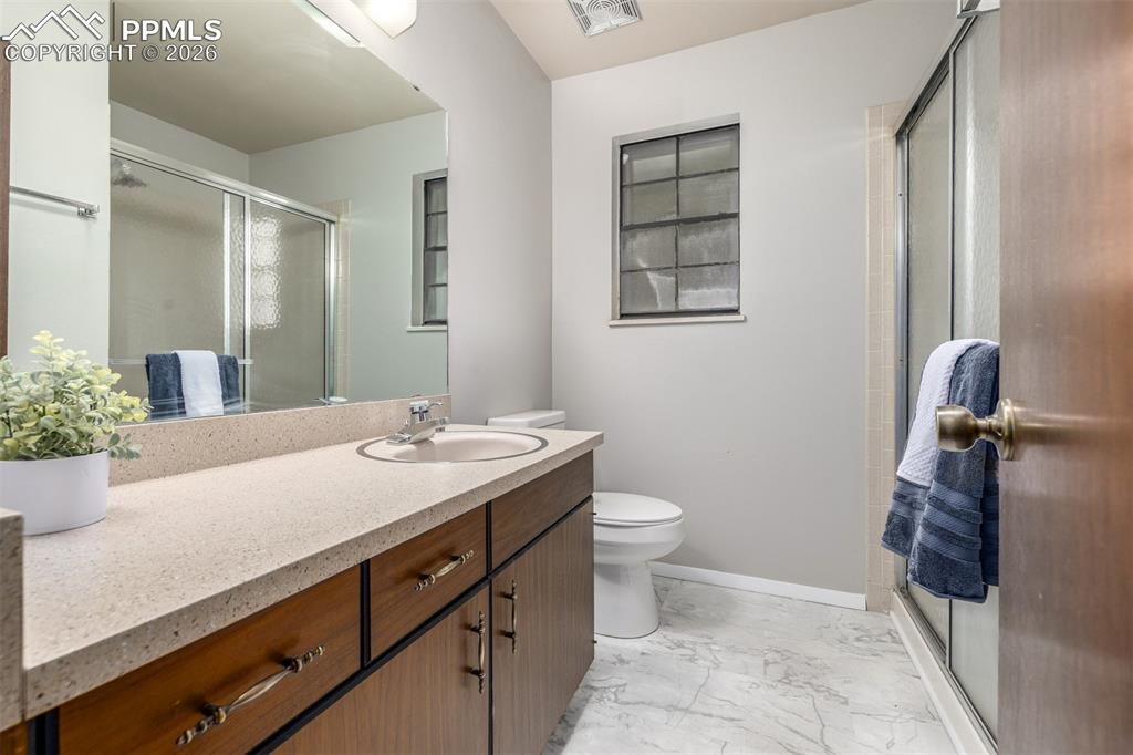 Image 22 of 36: Bathroom