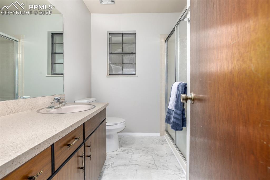 Image 23 of 36: Bathroom