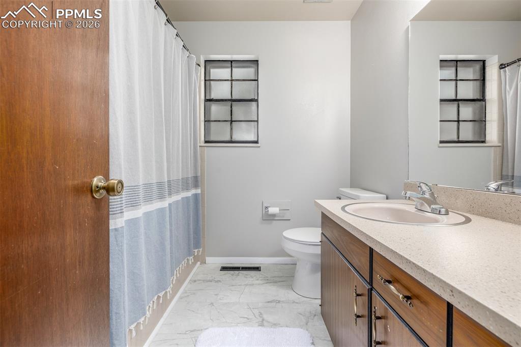 Image 29 of 36: Bathroom