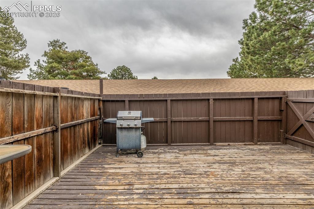 Image 32 of 36: Deck