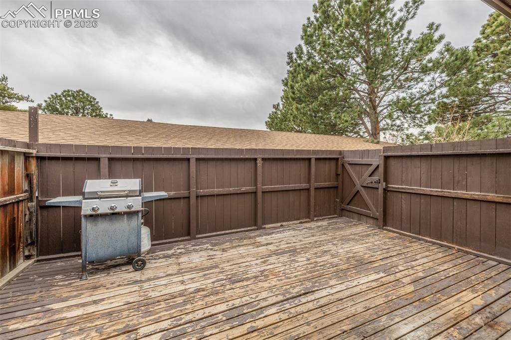 Image 33 of 36: Deck