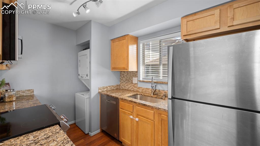 Image 10 of 30: Kitchen