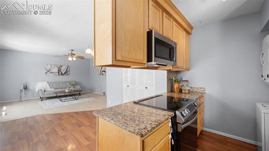 Image 11 of 30: Kitchen