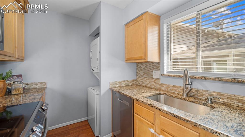 Image 12 of 30: Kitchen