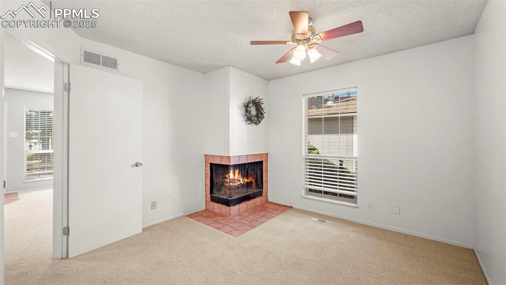 Image 14 of 30: Living Room