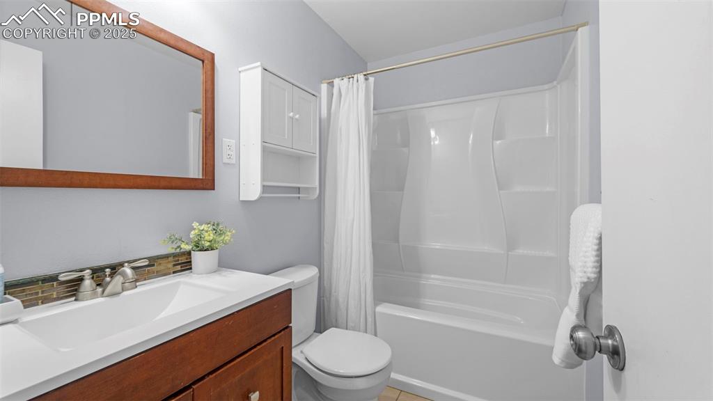 Image 18 of 30: Bathroom