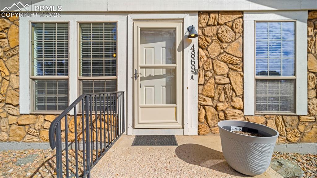 Image 25 of 30: Entry