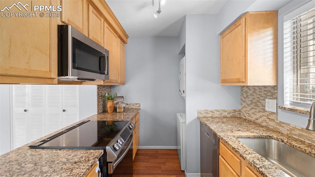 Image 9 of 30: Kitchen