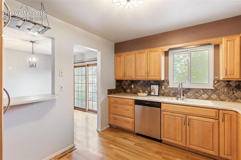 Image 16 of 44: Kitchen