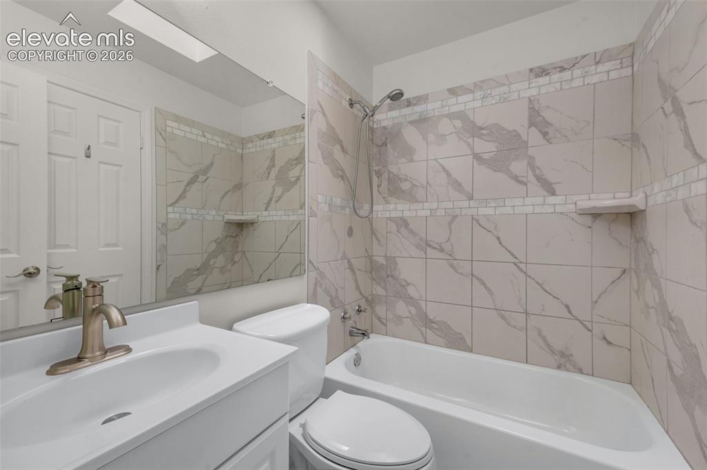 Image 17 of 36: Bathroom