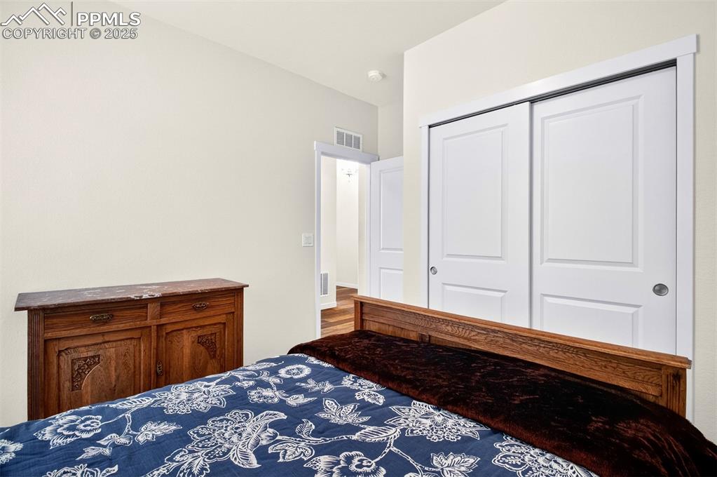 Image 10 of 40: Bedroom