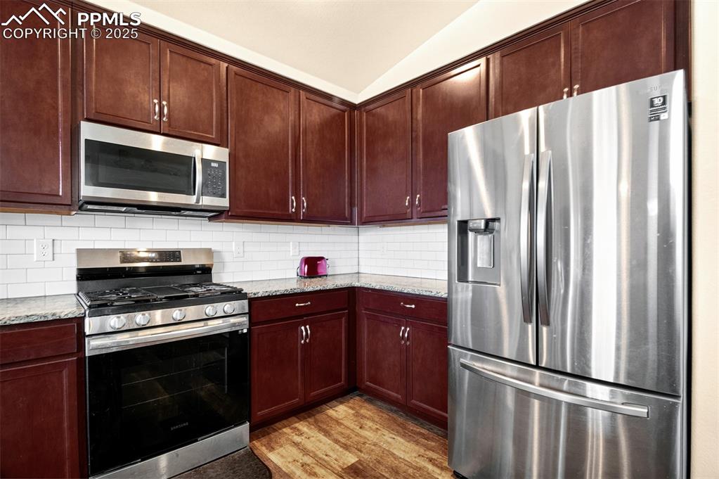 Image 15 of 40: Kitchen