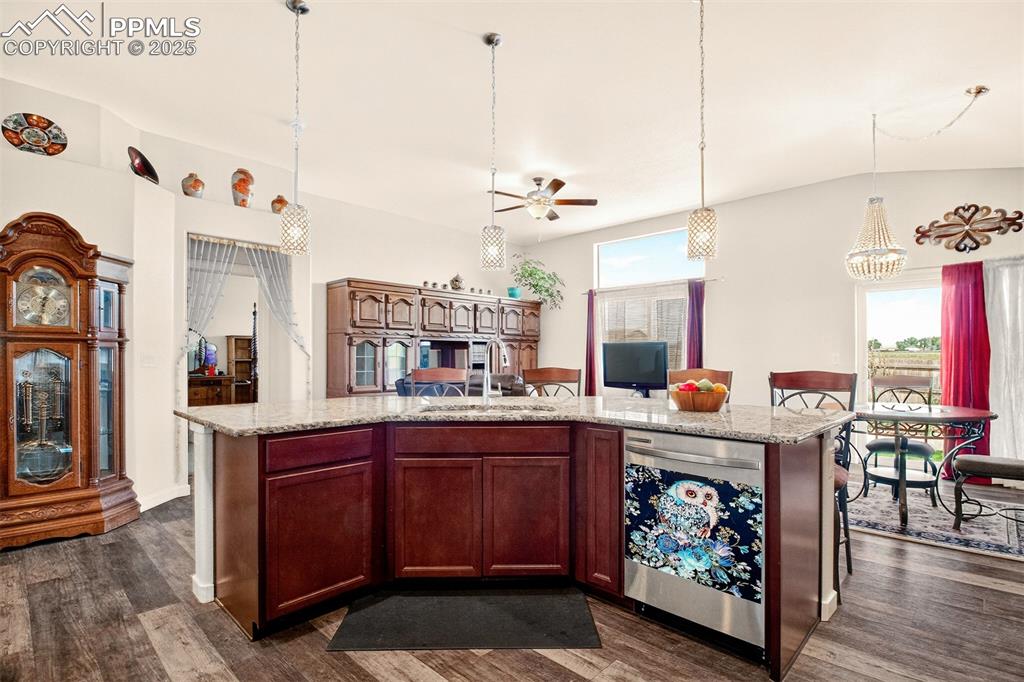 Image 16 of 40: Kitchen