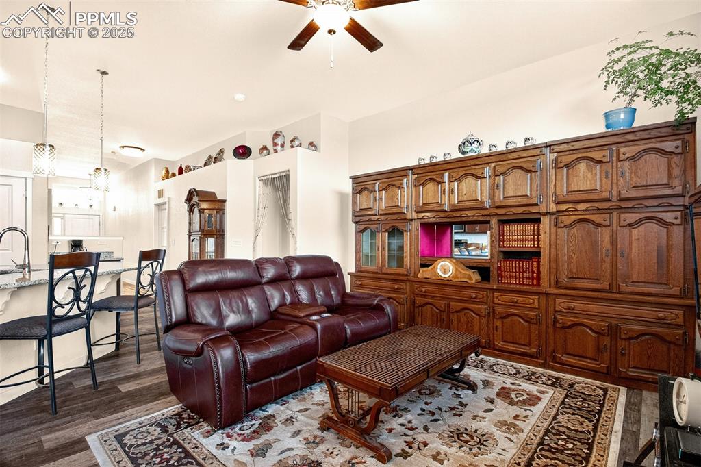 Image 18 of 40: Living Room