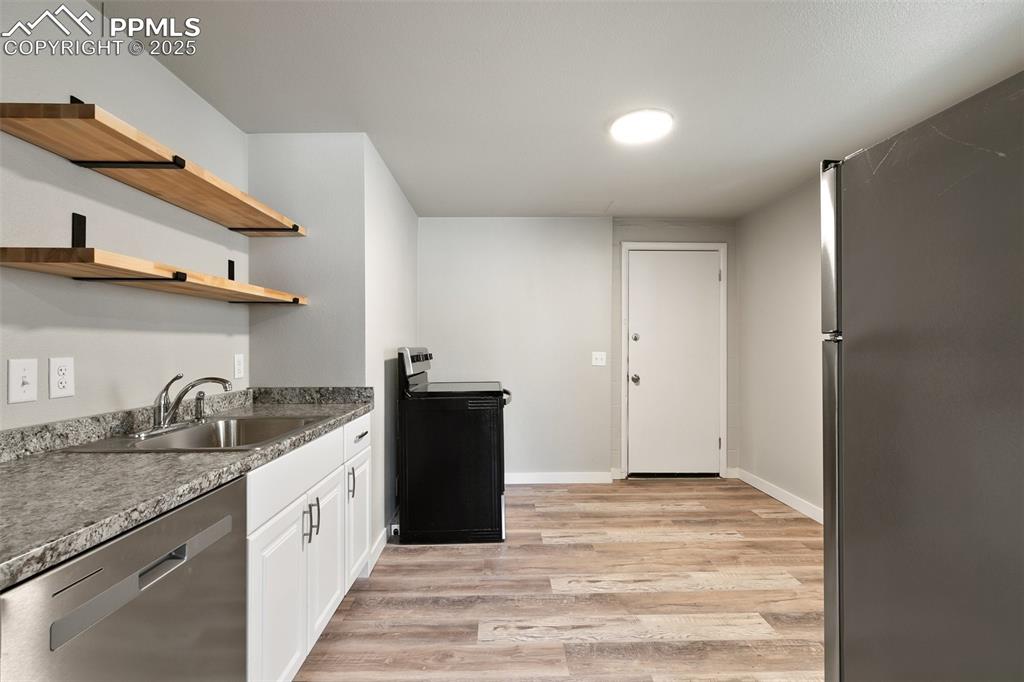 Image 10 of 20: Kitchen
