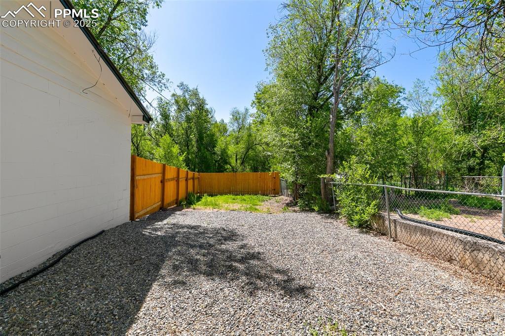 Image 16 of 20: Yard