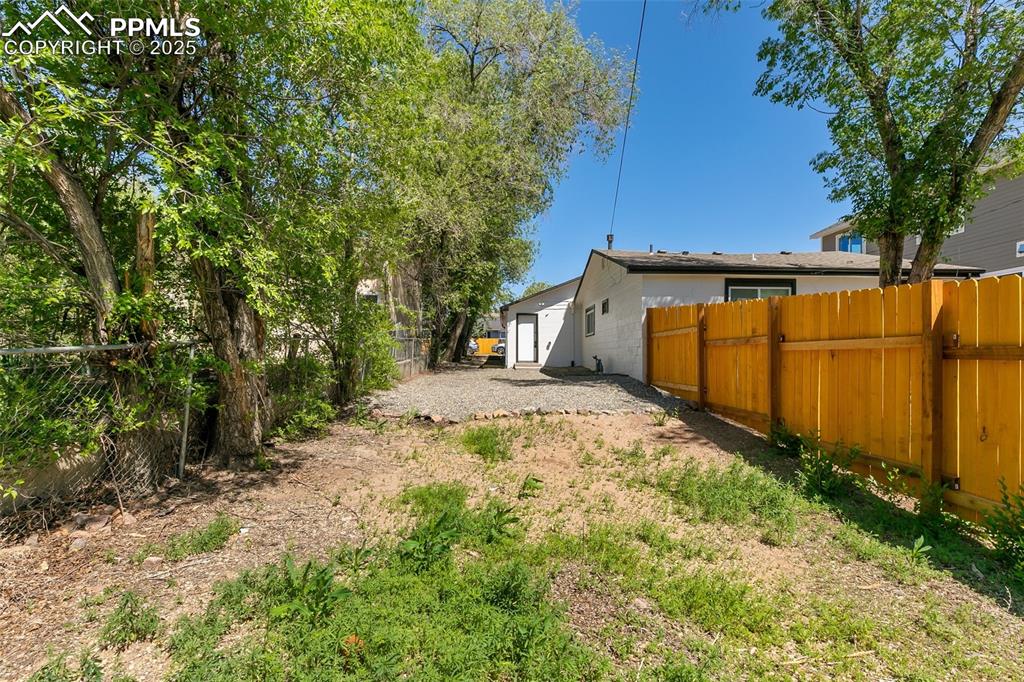 Image 17 of 20: Yard