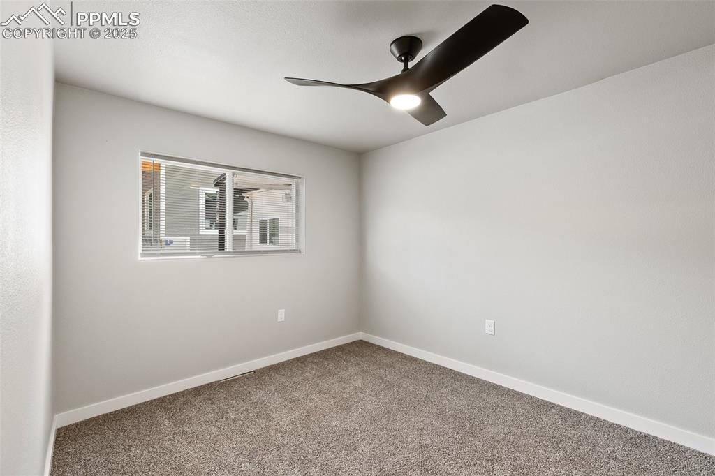Image 18 of 20: Bedroom