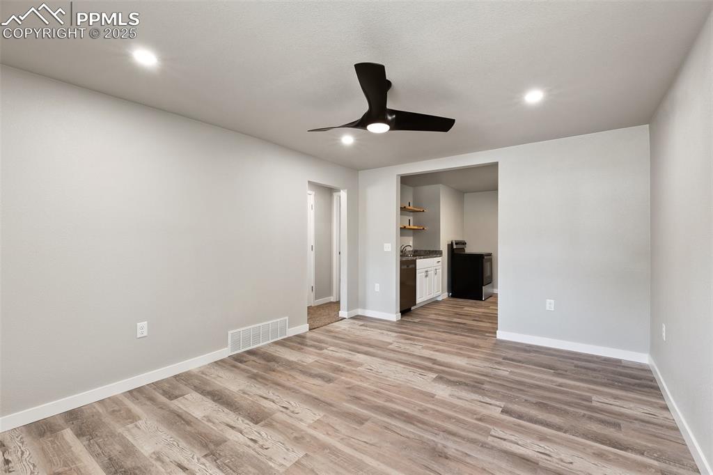 Image 19 of 20: Living Room