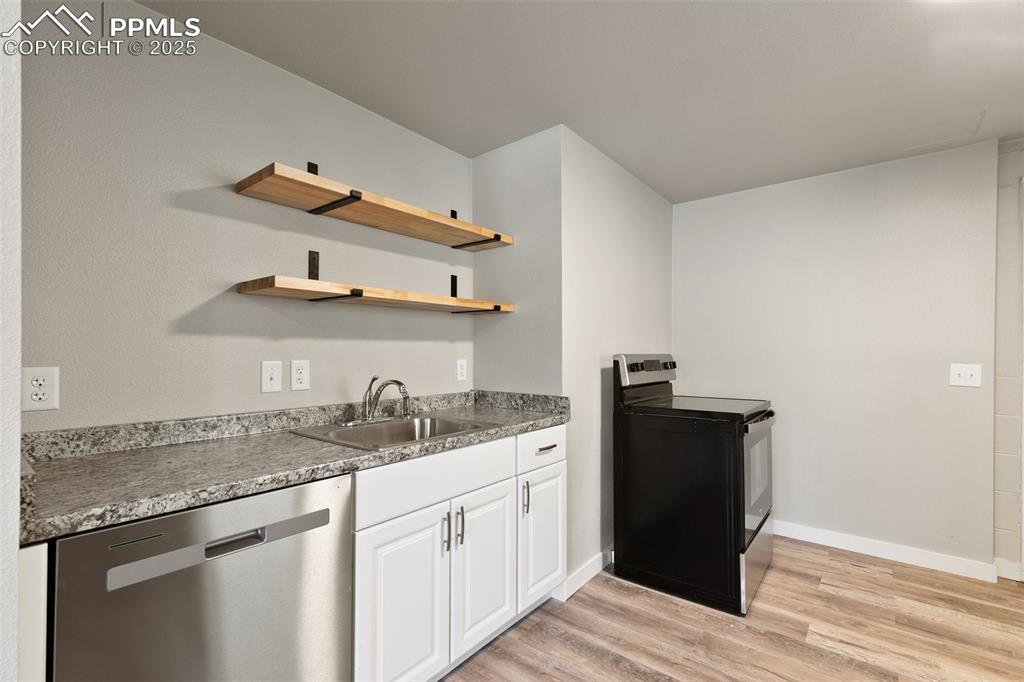Image 7 of 20: Kitchen