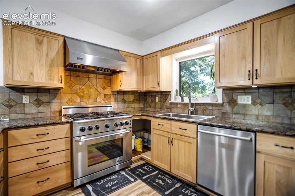 Image 10 of 44: Kitchen