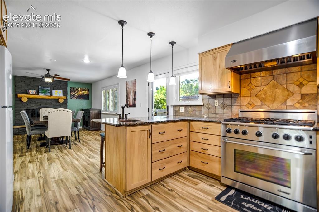 Image 11 of 44: Kitchen