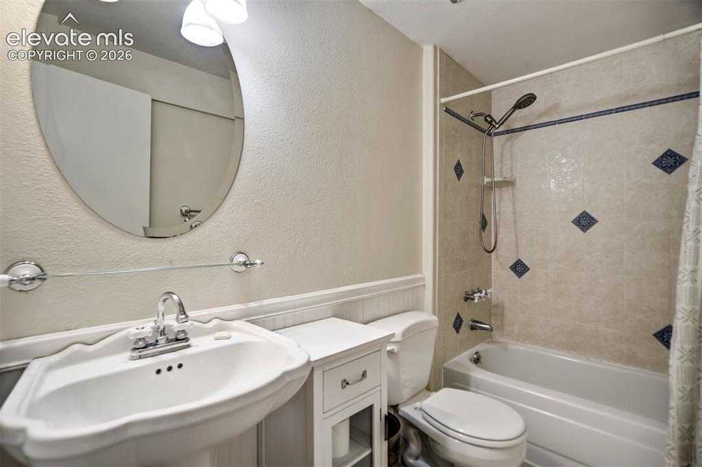 Image 36 of 44: Bathroom