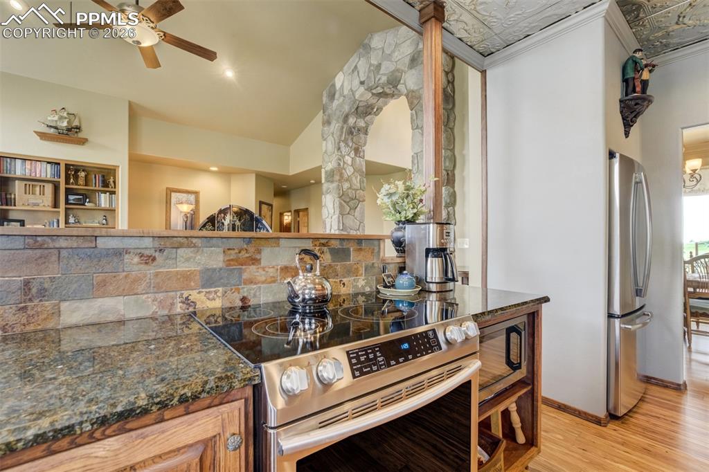 Image 12 of 40: Kitchen