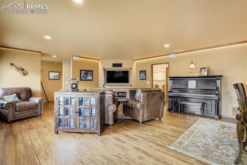 Image 22 of 40: Family Room