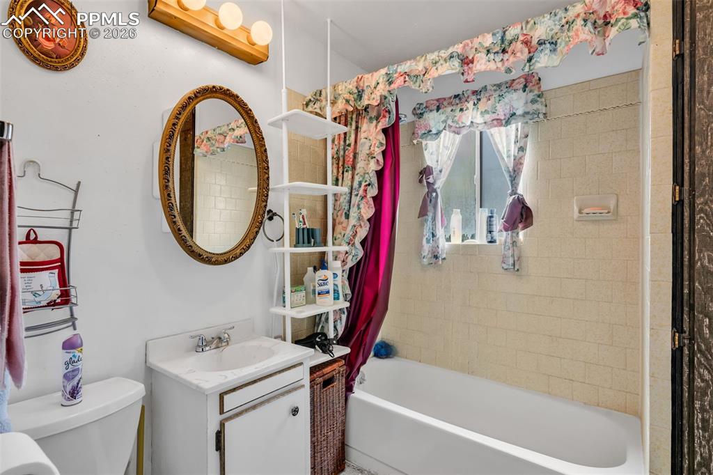 Image 16 of 45: Bathroom