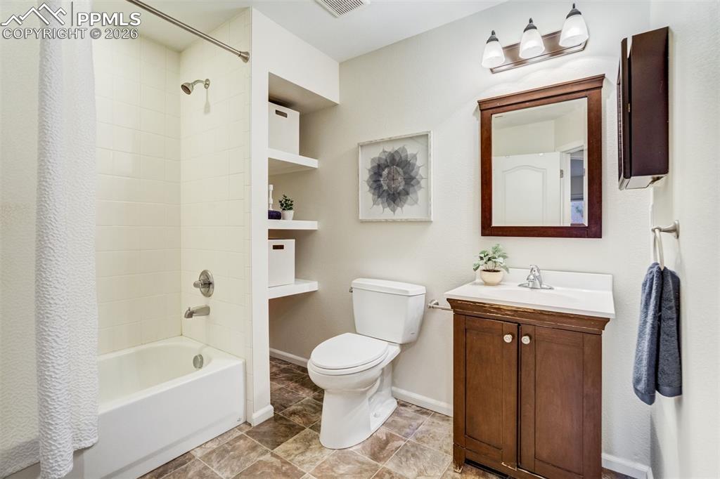 Image 33 of 43: Nice full bath